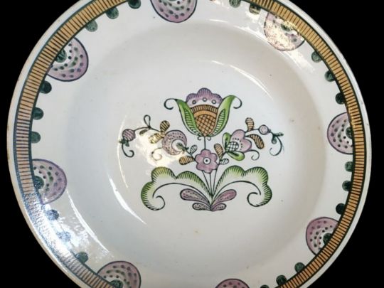 «Можливо, й у вашій оселі є фаянсові тарілки, розписані мисткинею Асею Мікеєвою», — колекціонерка Людмила Карпінська-Романюк