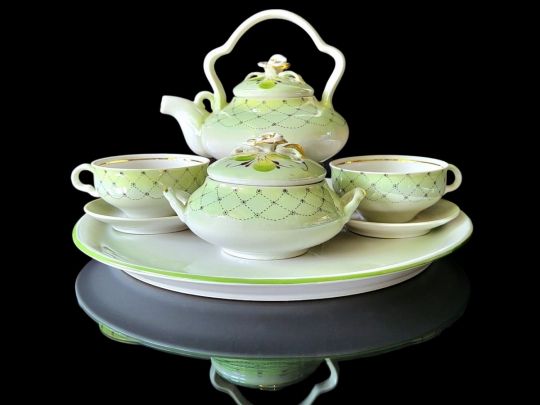 «Сервіз з ліпними квітами „Тет-а-тет“ зачаровує вишуканістю», — колекціонерка Людмила Карпінська-Романюк