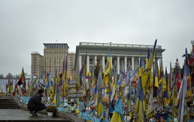 "Мест для флажков больше нет": киевляне требуют возвести Стену Памяти на Майдане