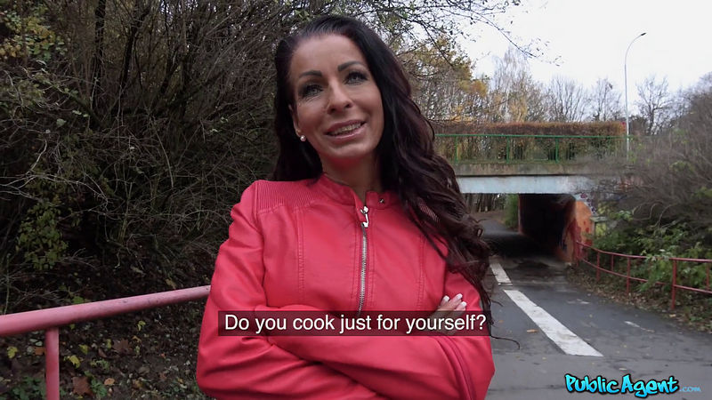 Valentina Sierra : Genuine MILF fucks for cash (PublicAgent/FakeHub) FullHD 1080p