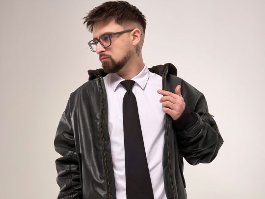 Це пісня про людей, які не поруч фізично: співак Юлік здивував новим образом (відео)