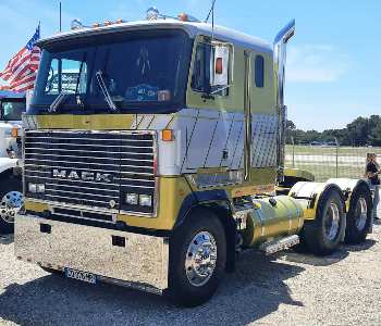 Mack Ultraliner Walk Around