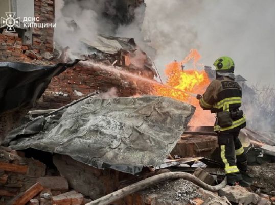 «Москва продовжує вкладатися в удари більше, ніж у дипломатію»: Зеленський відреагував на нічну атаку ворога (фото, відео)