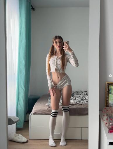 Sienna Moore  Pack
