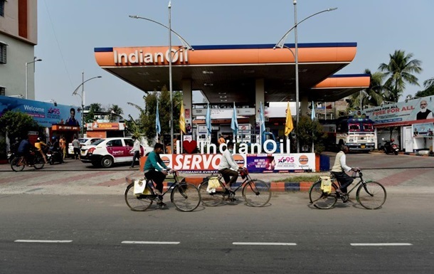 Поставки нефти из РФ в Индию упали до минимума за четыре года - СМИ