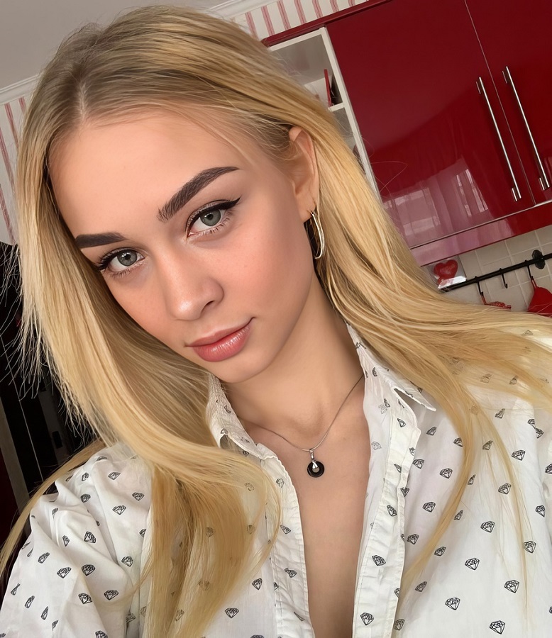 Влюбленная девушка Loren Strawberry разрешает себя трахать в попку Влюбленная девушка Loren Strawberry разрешает себя трахать в попку