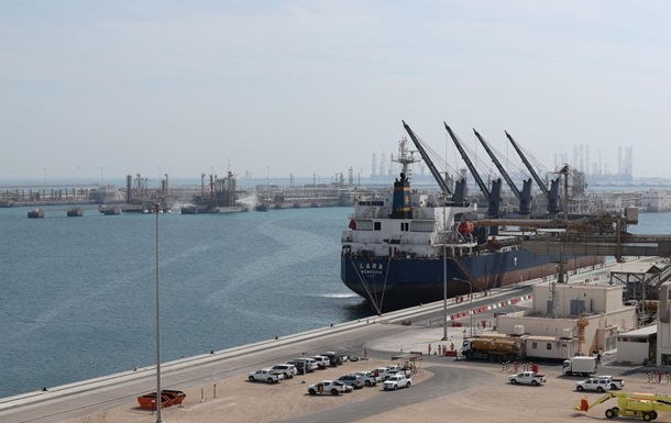 На Ближнем Востоке прекращают работу нефтяные и газовые объекты