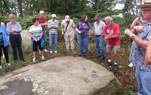 В США нашли 1000-летнюю скалу с загадочными следами