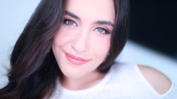 Daisy Phoenix - Amateur Allure Introduces Daisy Phoenix, Sexy Brunette Opens Wide And Takes It Deep [FullHD 1080p]