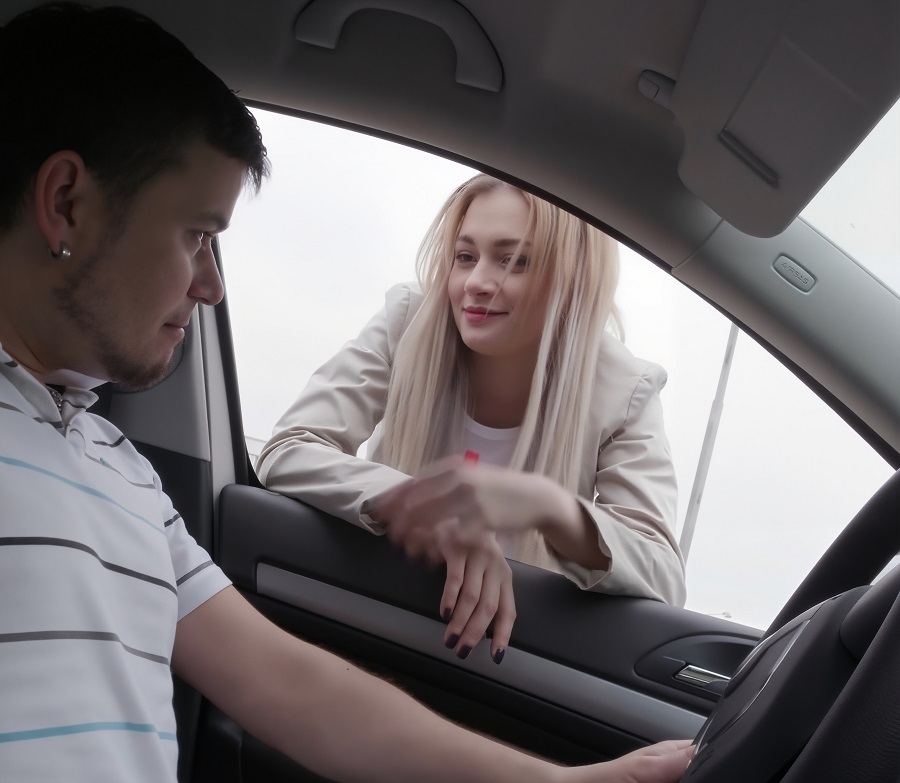 Милашка просит подвезти домой Милашка просит подвезти домой