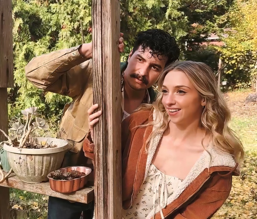 Свингер секс во дворе с друзьями Свингер секс во дворе с друзьями