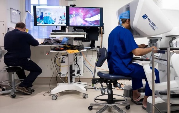 Хирург из Лондона прооперировал пациента на расстоянии 2400 километров