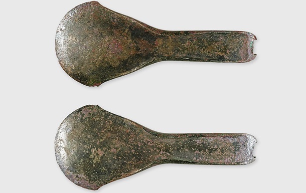 В Швейцарии нашли редкий бронзовый топор возрастом 3500 лет