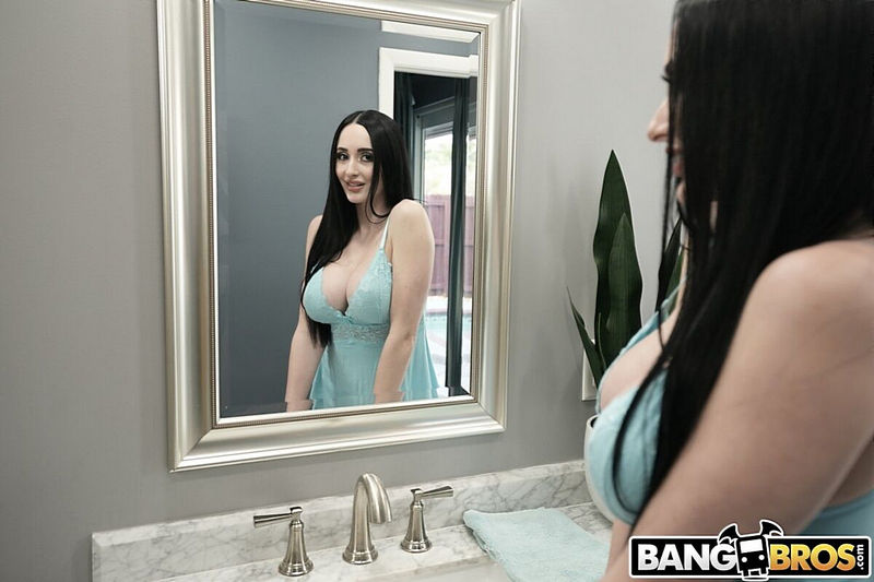 Violet Voss  Violet Loves Her Milk (BigTitCreamPie/BangBros) FullHD 1080p