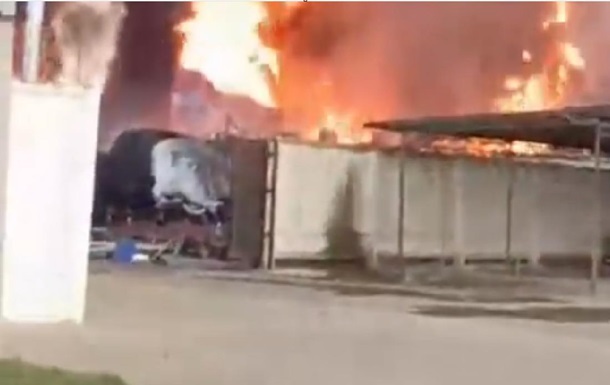 Ветер "усилил" пожар на нефтебазе в РФ