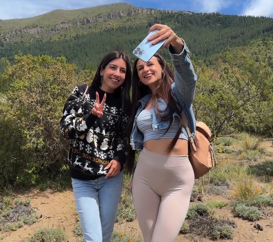 Katty West, Kate Rich Tourists Accidentally Flashed Their Pussies To Strangers And Got Fucked In Nature