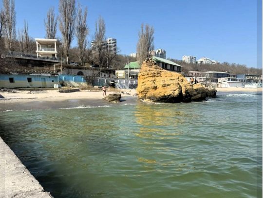 Екологи пояснили, чому Чорне море в Одесі стало жовтим (фото, відео)