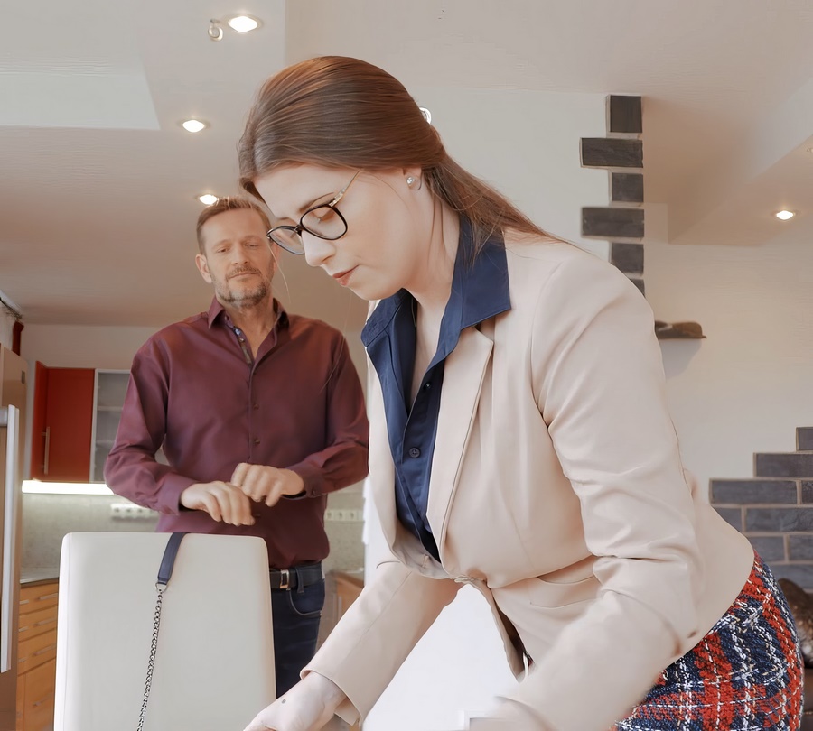 Lady Lyne A Beautiful Real Estate Agent Showed The House And Showed Herself