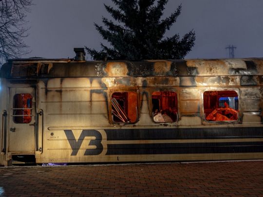 Нічна атака дронів: пошкоджено житлові будинки, локомотив електрички, автомобіль рятувальників (фото)