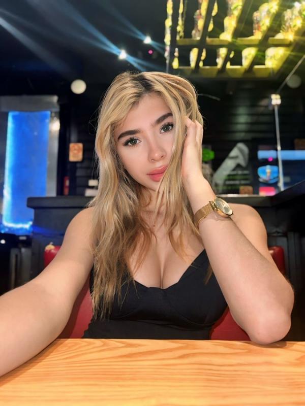 Angeliteen - Skinny Blonde Gives Her First Blowjob on Camera [FullHD 1080p]