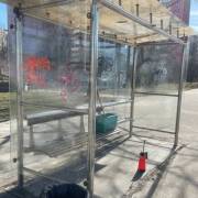 Коммунальщики очищают и ремонтируют павильоны ожидания