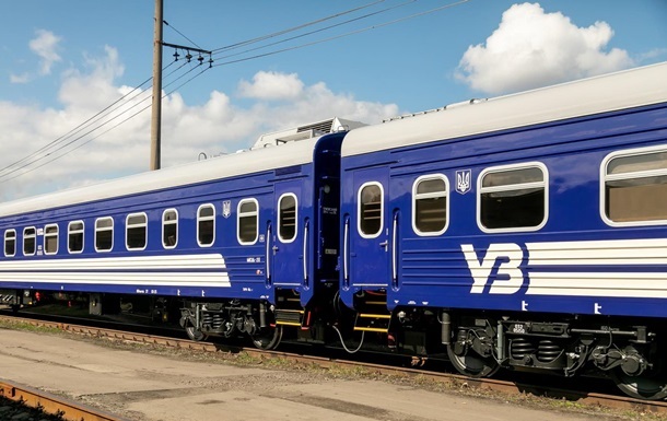 В Харьковской области поезд столкнулся с грузовиком: рейсы задерживаются