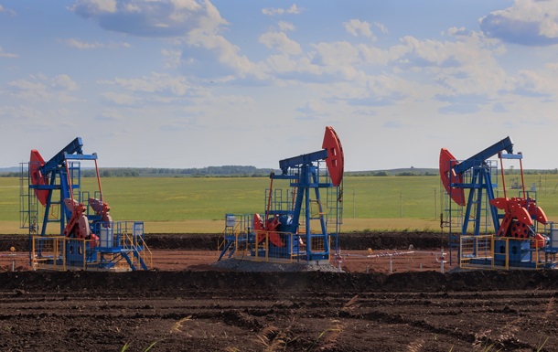 Нефтяные доходы РФ упали вдвое в марте