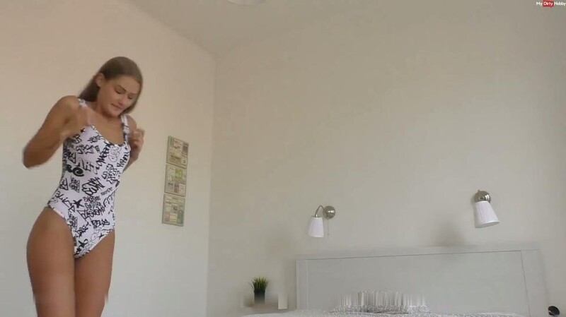 Teendreams - Sexy Supermarktkassiererin wollte Bewerbungsfotos machen lassen [FullHD 1080P]  (MyDirtyHobby)