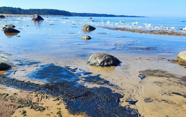 Под атакованной Усть-Лугой обнаружили огромное нефтяное пятно - СМИ