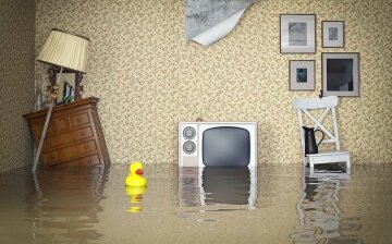 Чи можна ламати двері сусідів при аваріях: юрист попередив про наслідки