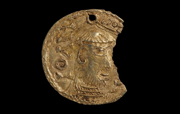 В Великобритании нашли кулон IX века с изображением Иоанна Крестителя