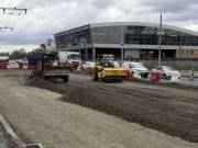 Дорожники ремонтируют участок Броварского проспекта возле станции метро «Дарница»