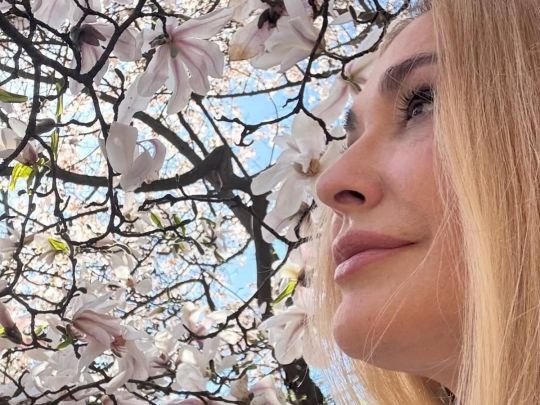 Сумська влаштувала романтичну зйомку з чоловіком біля київських магнолій (фото)