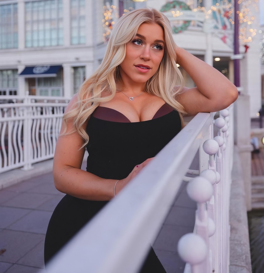 Elle Brooke - Sexy British Babe On Date With BBC (FullHD/2.26 GB)