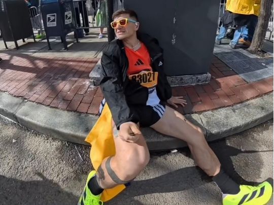 «Більше не побіжиш»: відомому блогеру довелося викликати допомогу на Бостонському марафоні (фото)