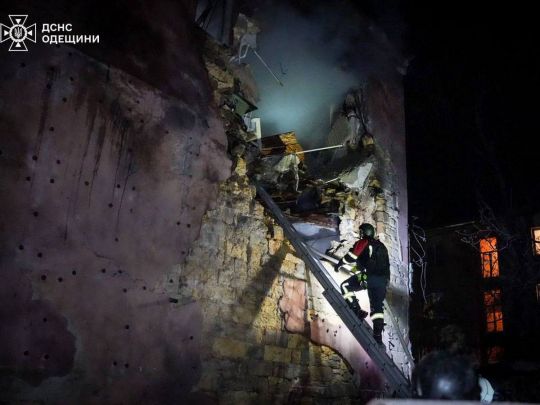 Горять будинки, триває розбір завалів, є загиблі та поранені: рф вдарила по українських містах (фото, відео)