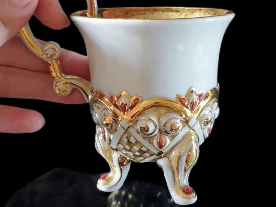 «Сервіз „Рубін“ неначе інкрустований дорогоцінним камінням», — колекціонерка Людмила Карпінська-Романюк