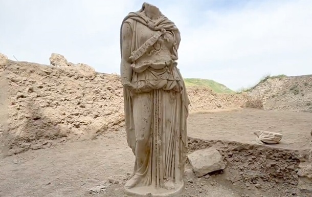 В Турции нашли уникальную двухметровую статую Афины