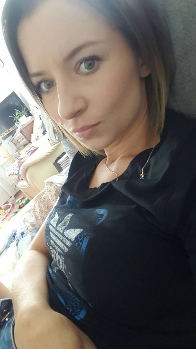 Hot Babe takes Selfpics