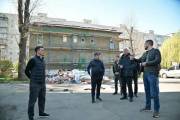 В Святошинском районе продолжается восстановление домов, поврежденных вражескими обстрелами