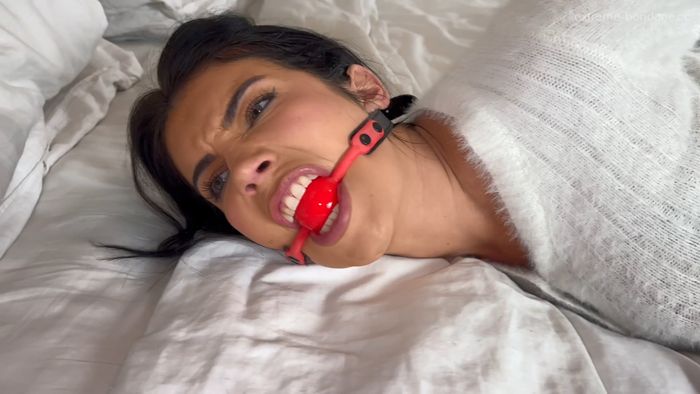 Tatti Roana - Tatti Meets The New Neighbour! Ball gagged & Creampied!