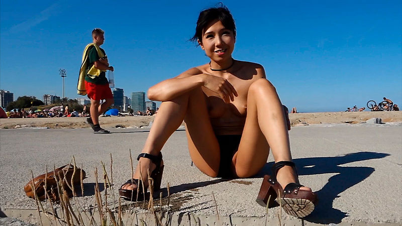 Littlesubgirl  Walk Naked, Squirt Infront Of Strangers (ManyVids) FullHD 1080p