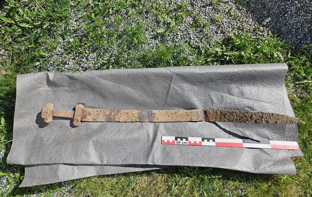 В Норвегии шестилетний мальчик нашёл в поле меч возрастом 1300 лет