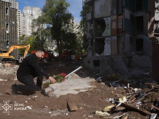 Біля зруйнованого будинку у Києві Зеленський вшанував пам'ять загиблих внаслідок удару росіян (фото)