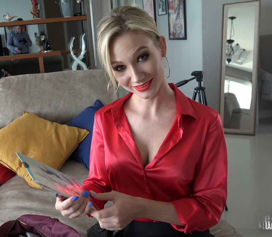 Angel Desert Stunning Beauty Wraps Cock in Nylon Pantyhose and Plays with It