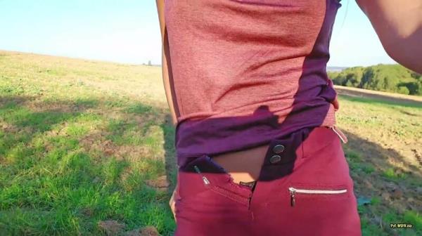 Layla_von_Hohensee - I just had to do it - outdoor bladder emptied [FullHD 1080p]