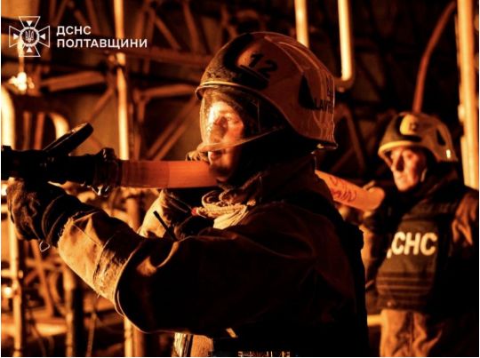 Руїни замість будинків, згорілі авто, є жертви: рф завдала масованого удару по містах України(фото, відео)