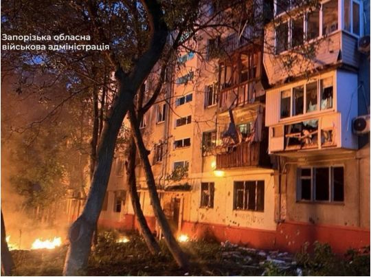 Багатоквартирні будинки пошкоджено у Запоріжжі внаслідок масованої атаки ворога