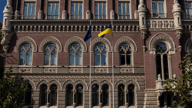 Офіційний курс гривні послабився до новоиспеченного історичного мінімуму 44,3023 грн/$1
