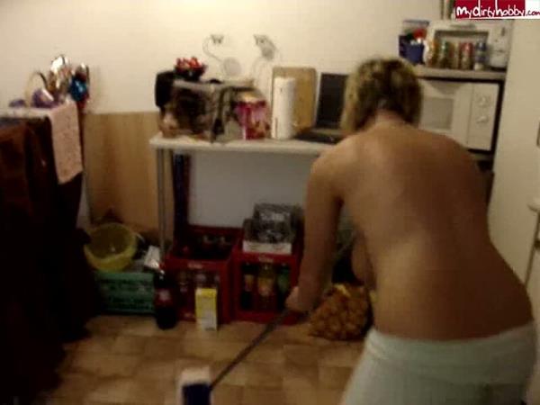 OliviaTwain - Mopping the kitchen [HD 720p]